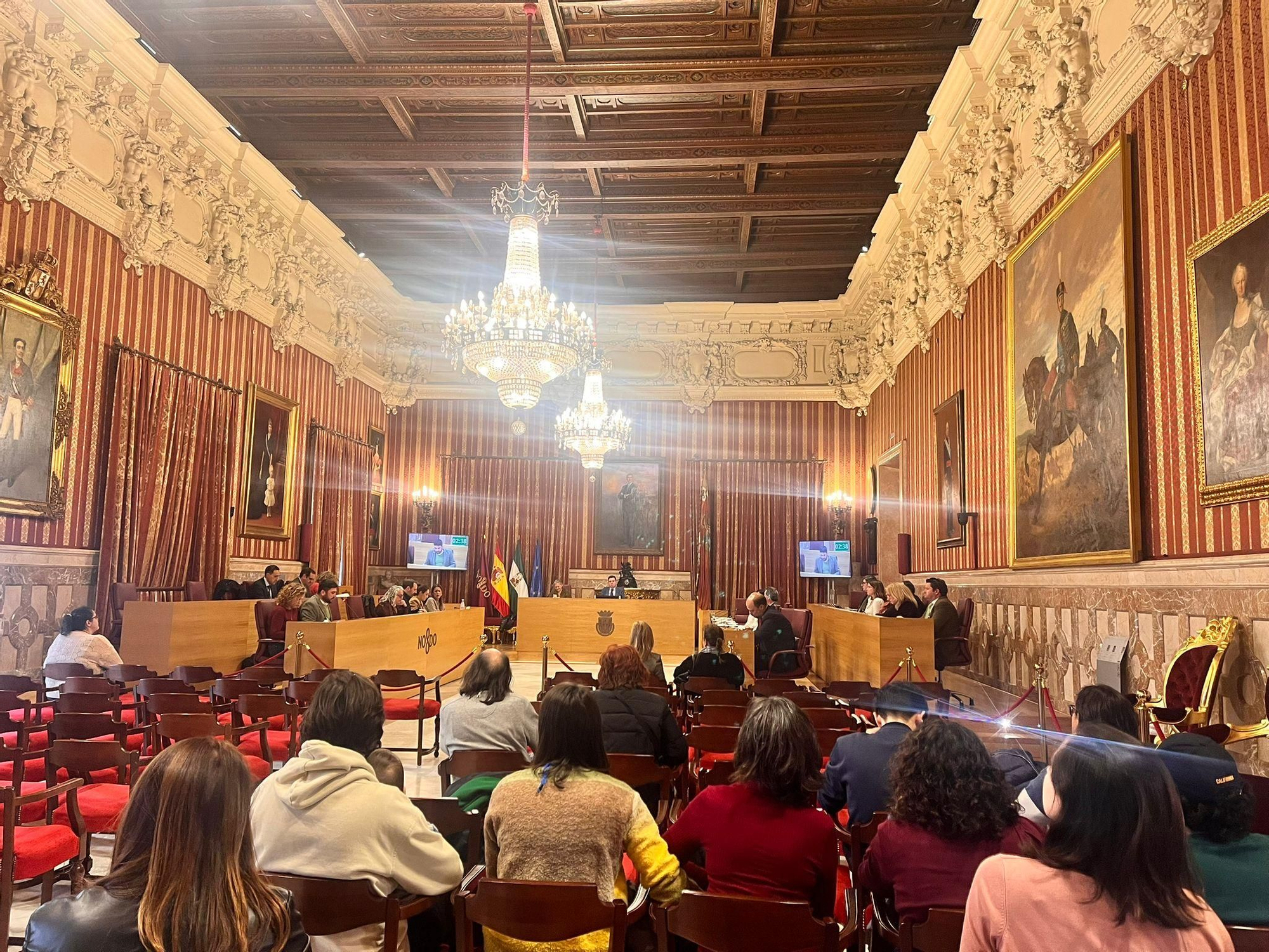 Las familias han asistido al salón de plenos para reivindicar una solución viable y segura