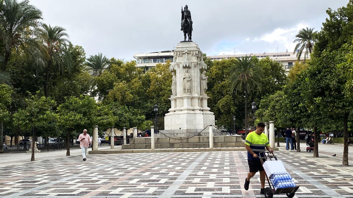 La escultura de Fernando III preside la plaza desde 2024.