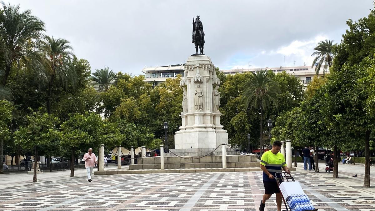 La escultura de Fernando III preside la plaza desde 1924.