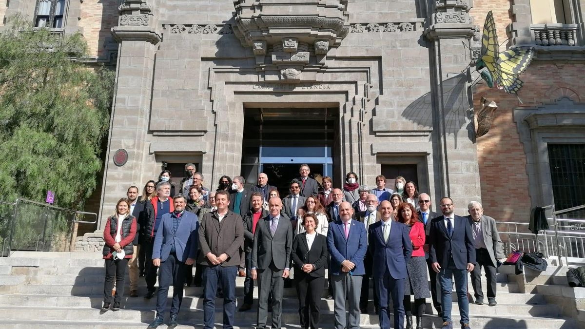 Foto de familia del alcalde de Sevilla, Antonio Muñoz, con representantes de instituciones y organismos relacionados con la ciencia.