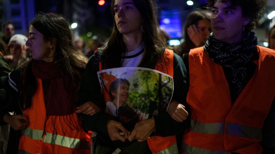 Decenas de personas muestran carteles durante la manifestación ‘Hasta Siempre, Maricarmen’, desde la Puerta del Sol hasta la vivienda de Maricarmen, este jueves.