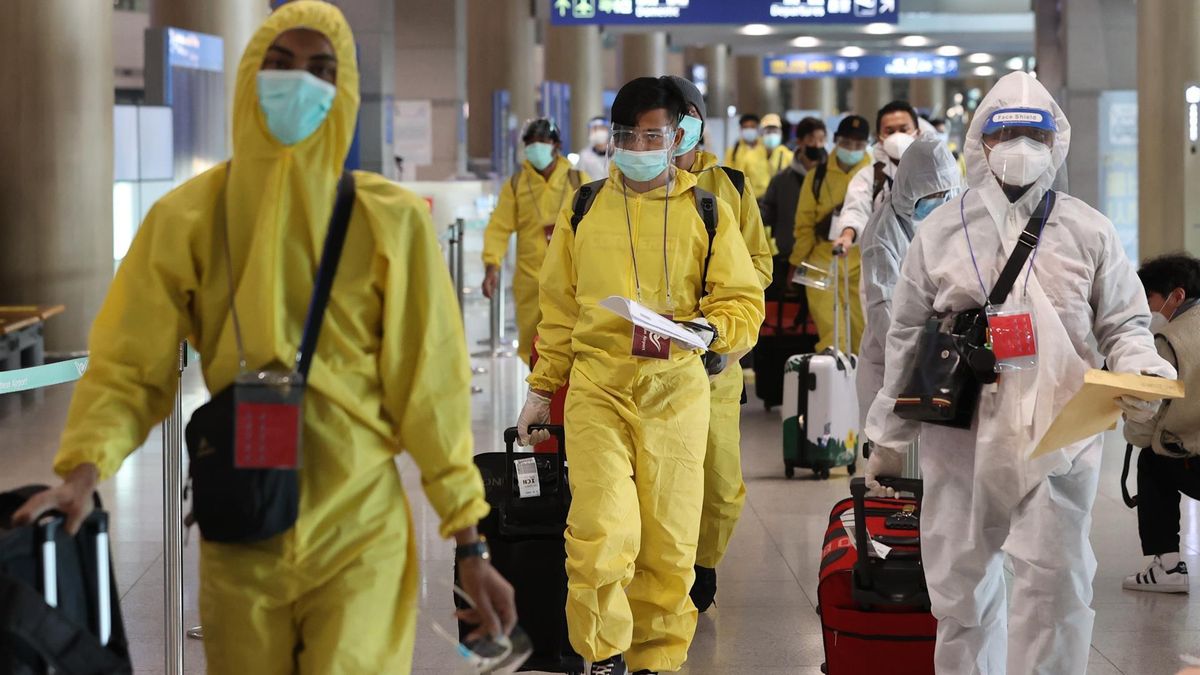 Passengers wearing protective gear arrive at Incheon International Airport, in Incheon, South Korea, 29 November 2021, as health authorities have imposed an entry ban on foreign arrivals from eight African countries, including South Africa, to block the inflow of the new COVID-19 variant omicron.