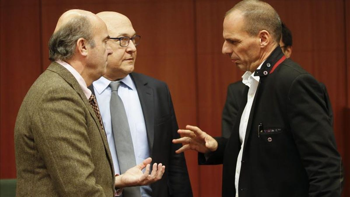 Guindos, el ministro de Finanzas francés, Michel Sapin, y su homólogo griego, Yanis Varufakis. EFE