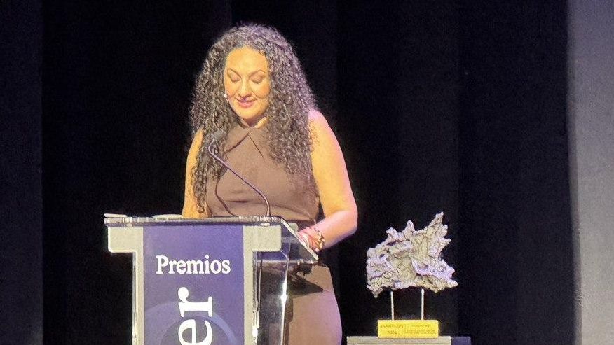La periodista de Canarias Ahora Jennifer Jiménez recibe el Premio Más Mujer Canarias en Santa Cruz de Tenerife.