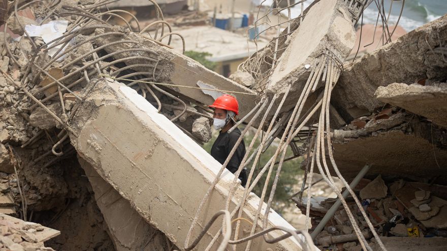 Una rescatista realiza labores de búsqueda en una zona afectada por los terremotos en Catia La Mar. EFE/ Ronald Peña R