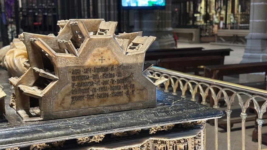 Epitafio de Carlos III en su sepulcro en la Catedral de Pamplona