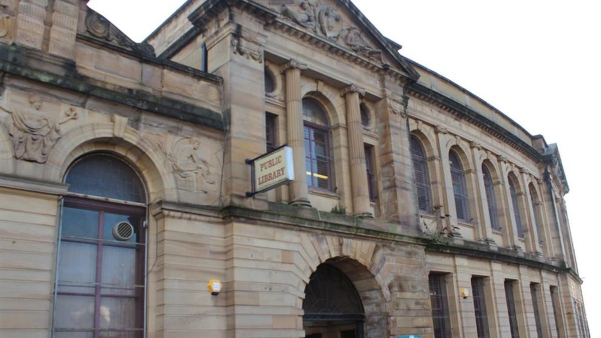 Fachada principal del museo y biblioteca