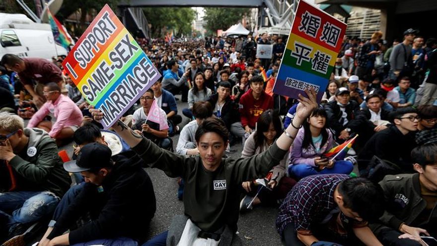 Miles de taiwaneses piden matrimonio igualitario frente al Parlamento taiwanés