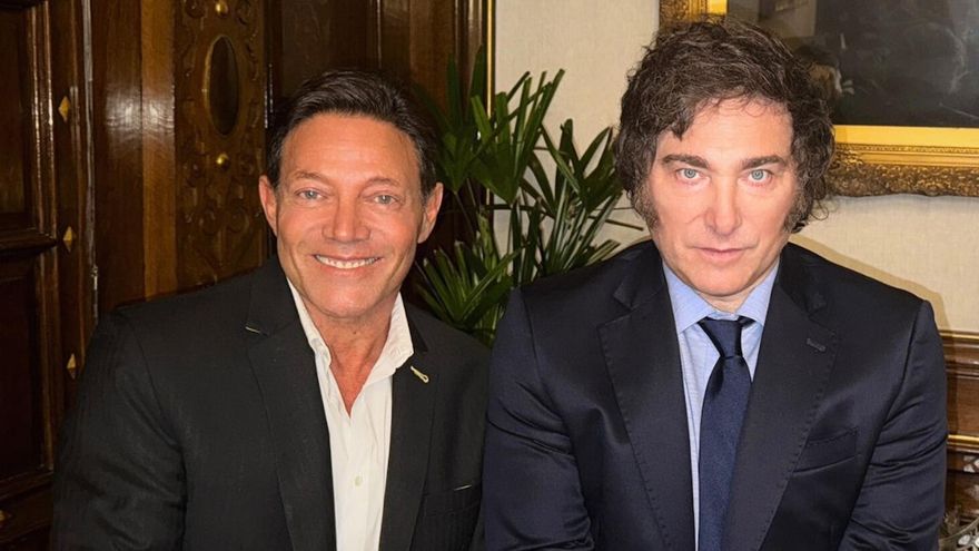 Mientras miles de personas protestan en la calle, Milei recibió al “lobo de Wall Street”