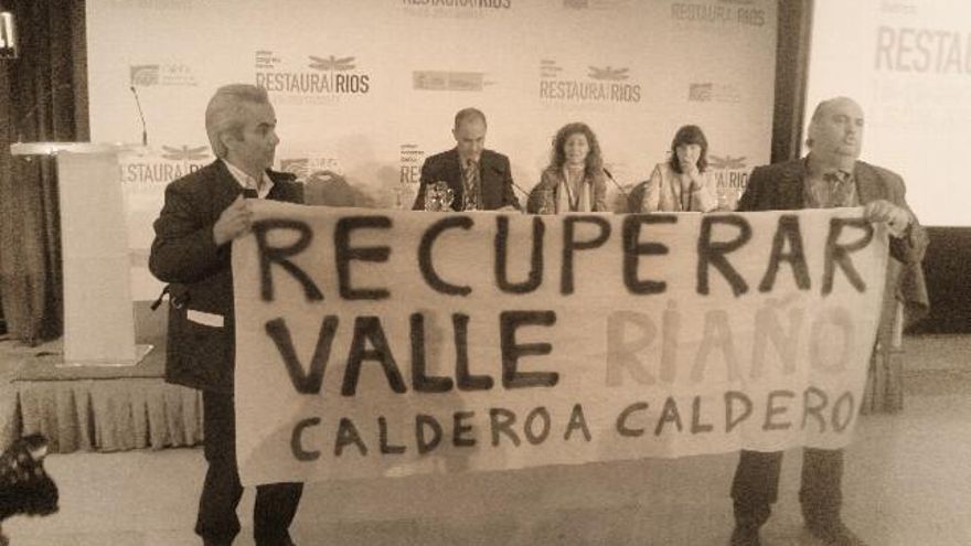 Acción reivindicativa contra el pantano de Riaño en 2011 con Alfonso González Matorra (izda) y Ramiro Pinto (dcha).
