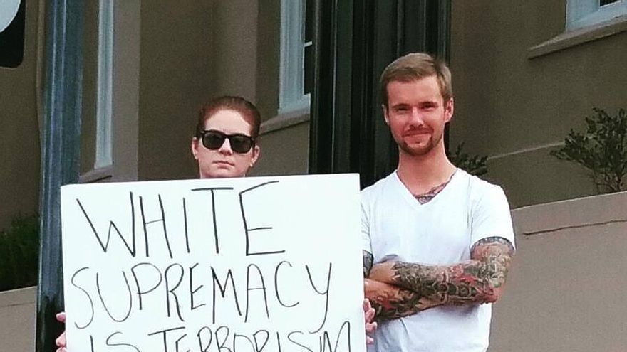 "El supremacismo blanco es terrorismo": Una pareja protesta en Wilmington contra el racismo