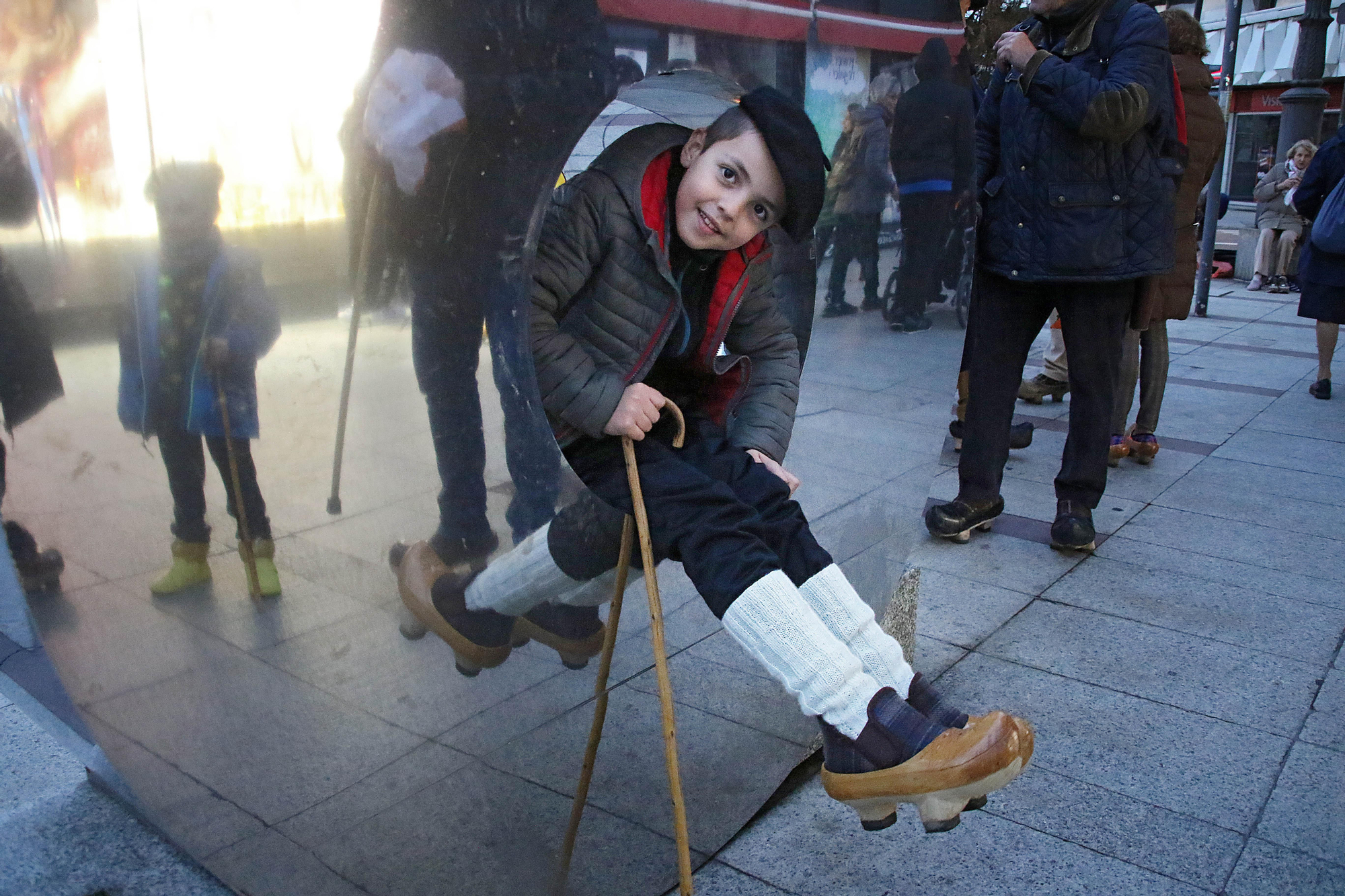 Con madreñas y a lo loco por el centro de León