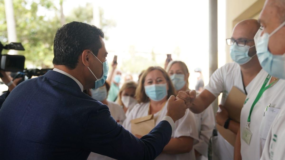 Juanma Moreno visitando el Hospital Punta Europa de Algeciras