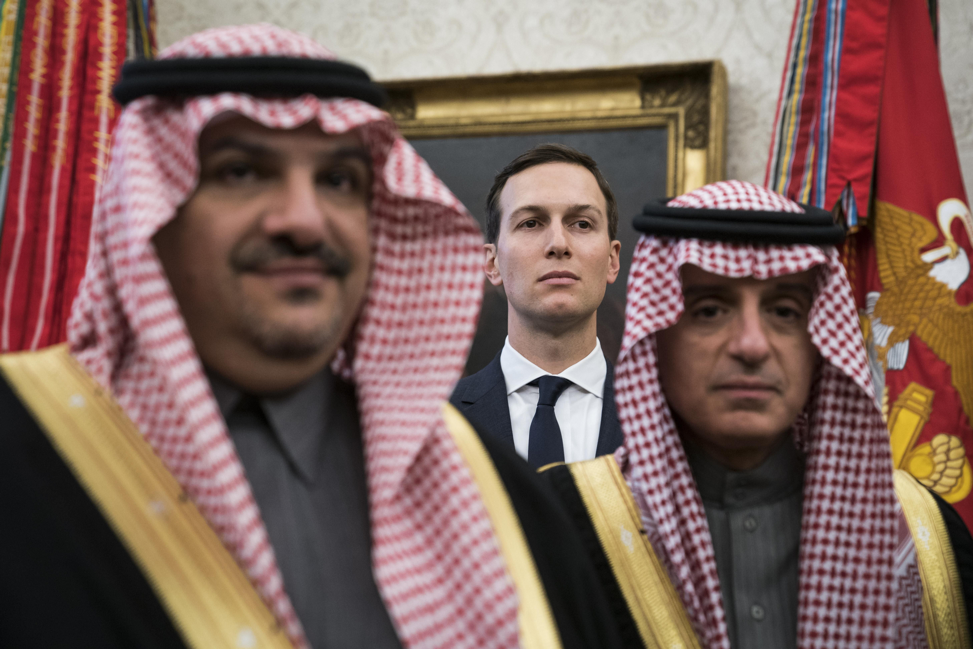 El asesor principal de la Casa Blanca, Jared Kushner, entre funcionarios saudíes mientras el presidente Donald Trump conversa con el príncipe heredero Mohammad bin Salman en el Despacho Oval de la Casa Blanca el 20 de marzo de 2018 en Washington, DC.