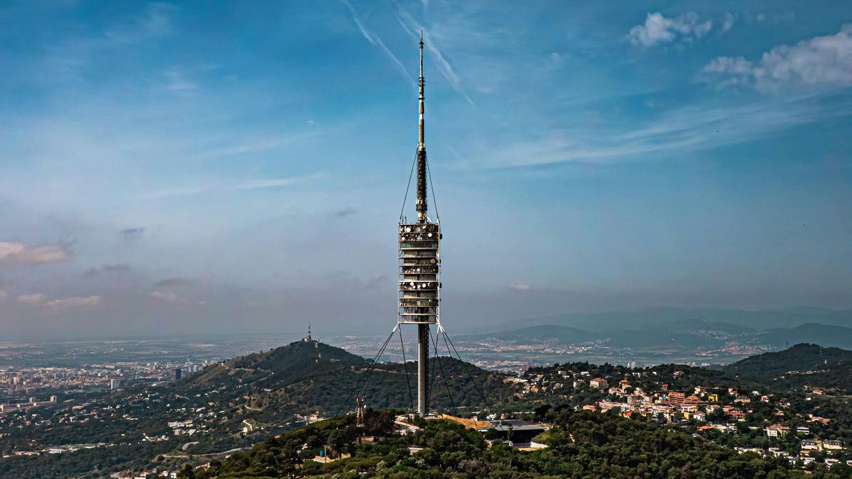 Sus 288 metros totales incluyen doce plataformas técnicas, un ascensor vertical, una grúa para instalar antenas y una planta pública