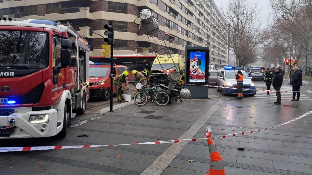 Estado de la ambulancia tras la colisión en Zaragoza.