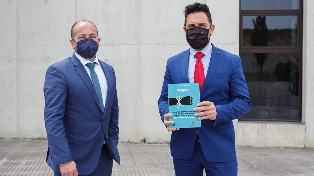 Archivo - El coordinador y editor de la obra, Sergio García Magariño, y el director de la editorial Sindiéresis, Óscar Alba, frente al Centro Jerónimo de Ayanz, sede de los institutos de investigación de la UPNA