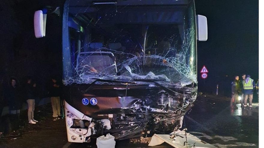 Un muerto y 17 heridos leves tras colisionar un turismo con un autobús en Talavera de la Reina