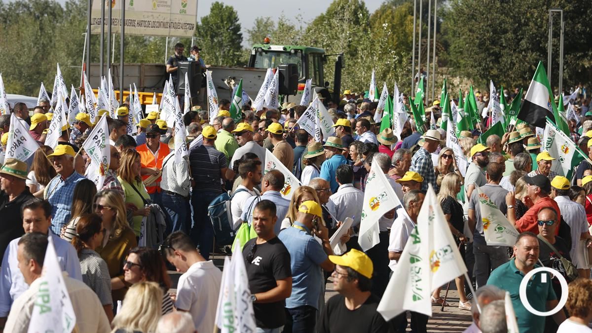 Concentración del sector agrario ante los ministros de la Unión Europea en la Puerta del Puente