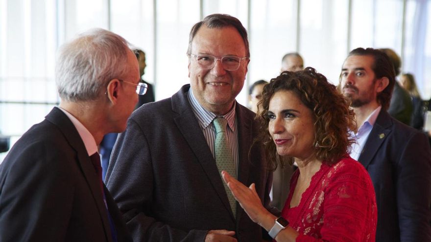 Archivo - La secretaria general del PSOE-A, María Jesús Montero, junto a Alfredo Sánchez Monteseirín, durante la inauguración del Foro Global sobre Transparencia e Intercambio de Información con Fines Fiscales de la OCDE en 2022. Imagen de archivo.