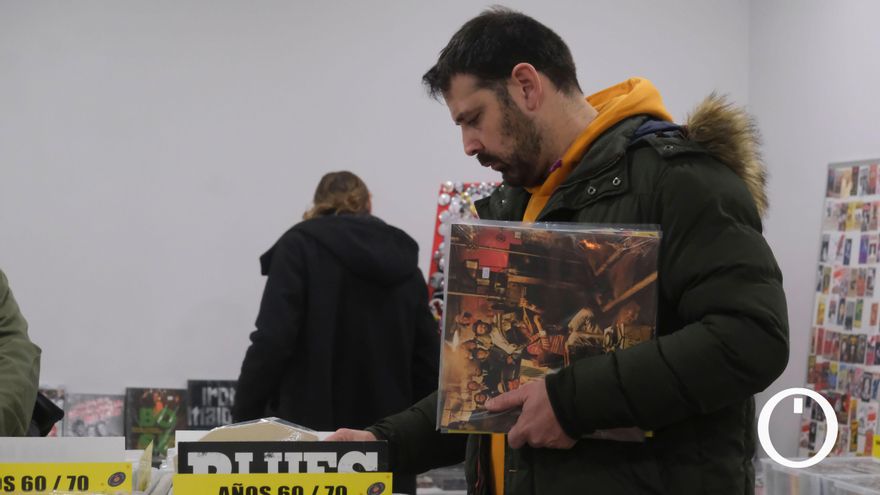 Aficionados compran vinilos en una feria del disco en Córdoba