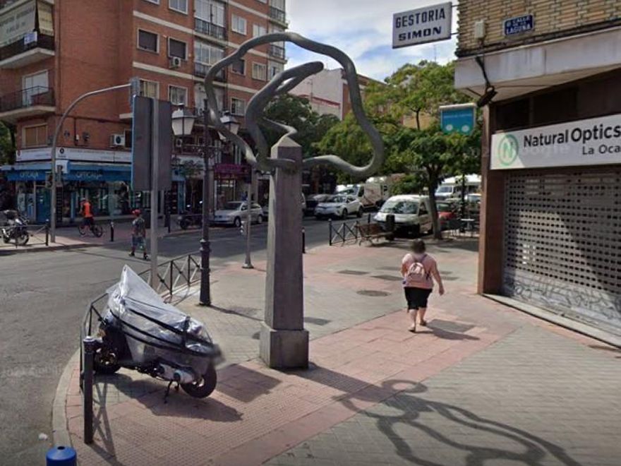 Escultura del madroño en Carabanchel