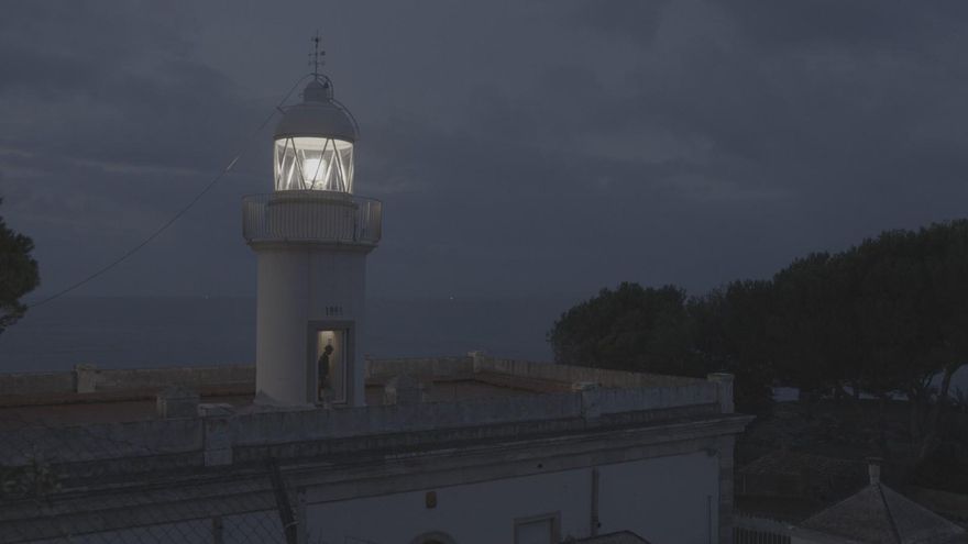 La atracción por el mar, los faros y el cine se fusionan en la película de la cineasta asturiana Cristina Rodríguez Paz.