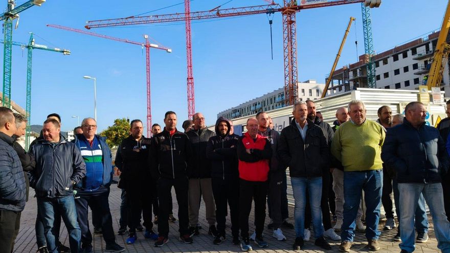 Paro de las grúas de la construcción en Córdoba para exigir una subida del plus de dedicación