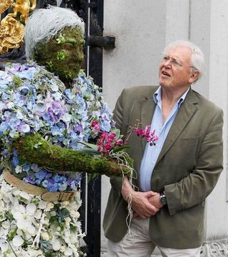 David Attenborough observa una escultura floral de sí mismo en los jardines Kew de Londres, el jueves 17 de mayo de 2012. La escultura fue creada por Joe Massie, ganador de tres medallas de oro y del premio Best in Show en el Chelsea Flower Show. Foto: Kirsty Wigglesworth/Archivo AP.