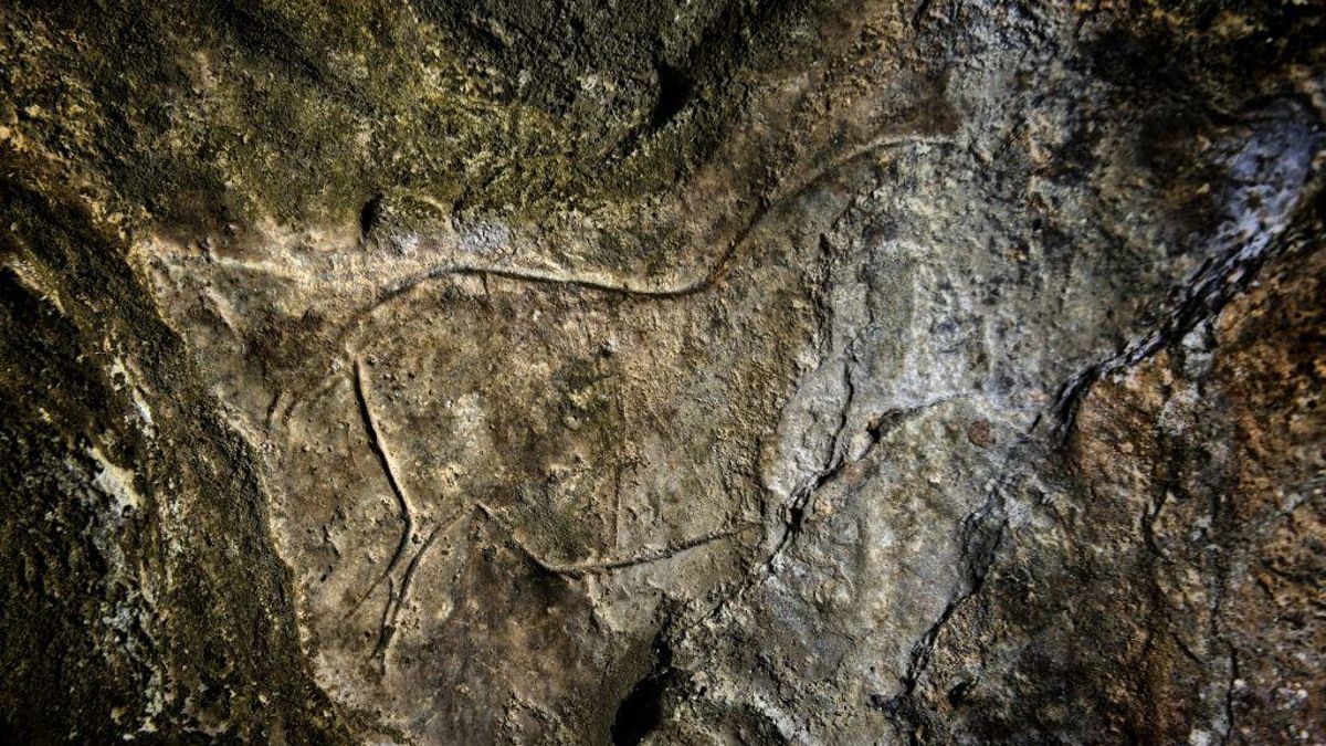 Grabados en las paredes de la cueva.