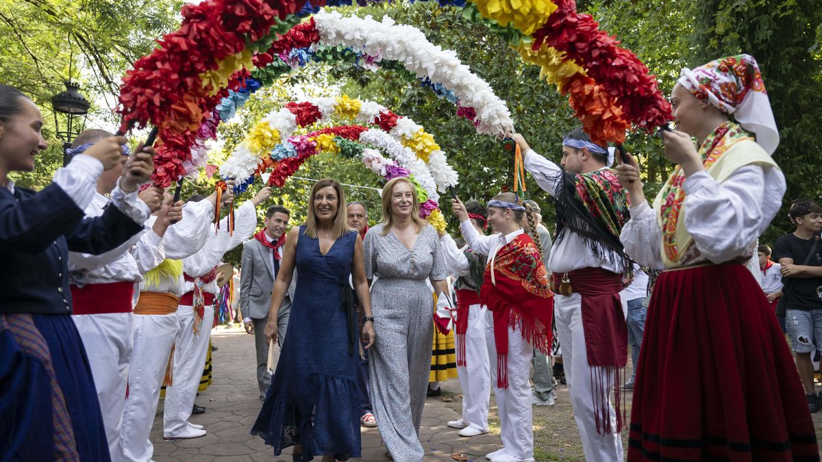 La presidenta autonómica, María José Sáenz de Buruaga, junto a la presidenta del Parlamento, María José González Revuelta, durante la celebración del Día de Cantabria.