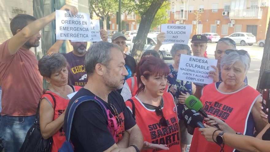 "No nos toman en serio": vecinos "hartos" de Sevilla insisten en su lucha contra los cortes de luz