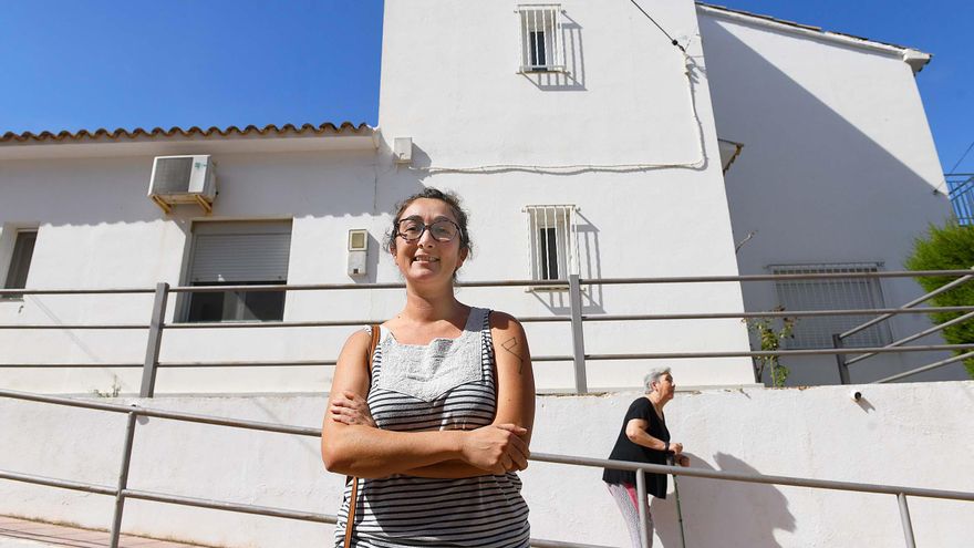 La alcaldesa de Bot (Tarragona), Núria Mulet, frente al domicilio que ofrecen para el médico que quiera venir a vivir al pueblo.
