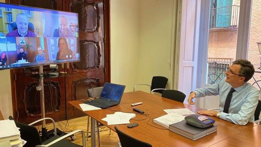 El alcalde de Murcia, José Ballesta, se comunica con los cuatro operarios confinados a través de videollamada