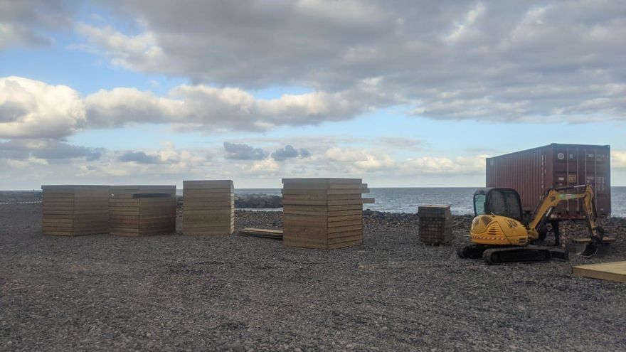 En la imagen, paneles de madera del futuro solárium de la playa de Santa Cruz de La Palma.