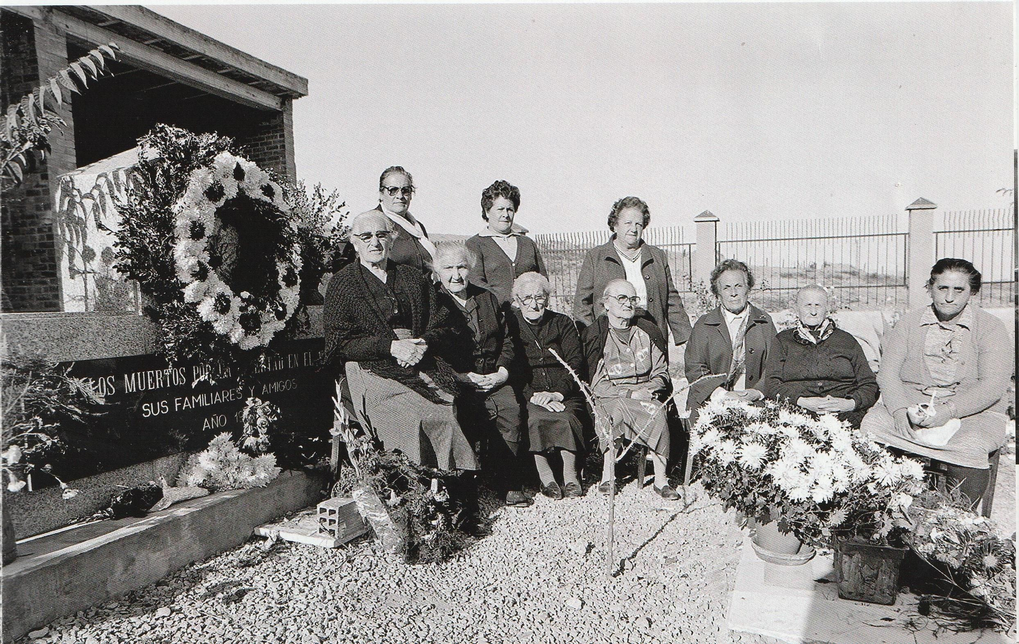 Las mujeres de negro en el recuerdo de sus familiares asesinados por el franquismo, en el año 1979.