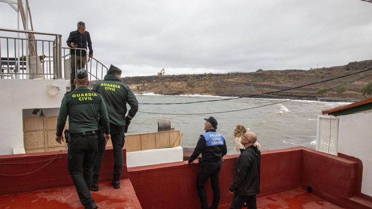 Desalojados vecinos de El Puertito de Adeje al llegar el mar a sus viviendas