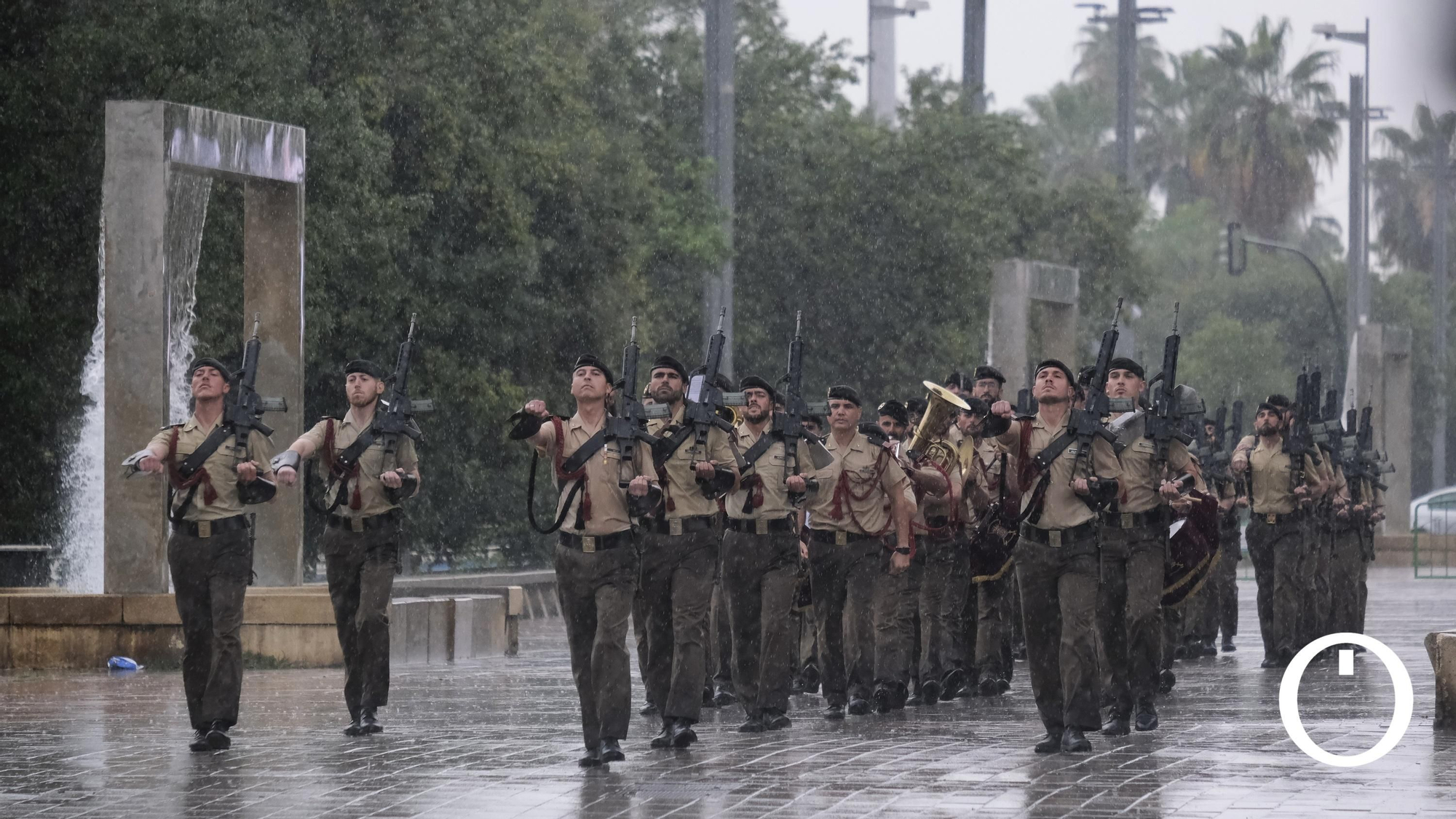 Izado de la bandera de España en la Plaza de España