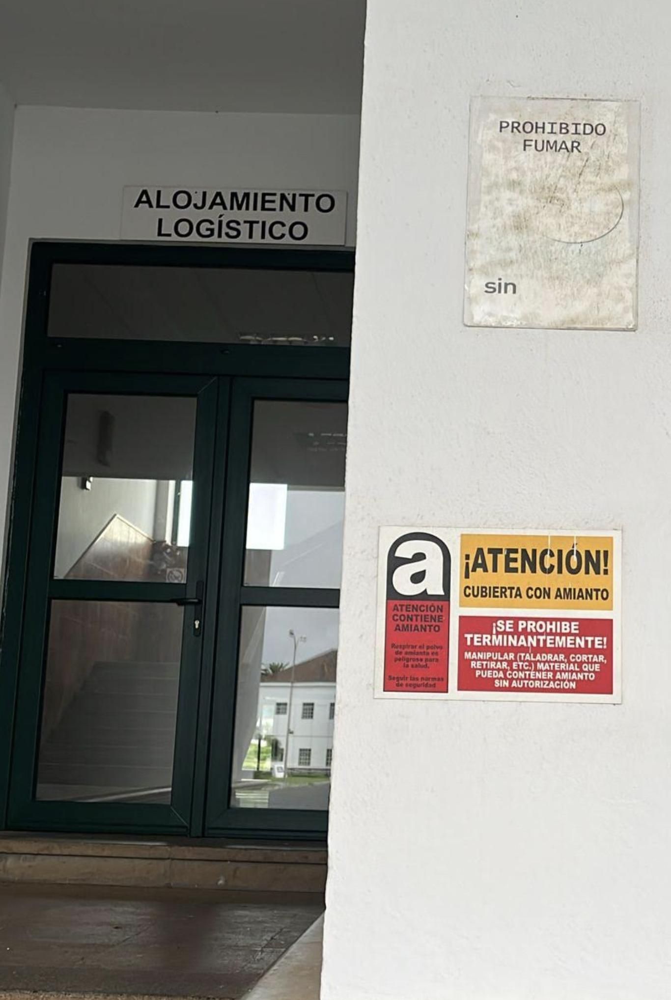 Advertencia sobre la presencia de amianto en las instalaciones del acuartelamiento Los Rodeos.