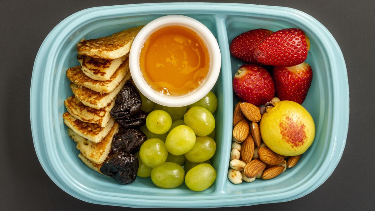 Las frutas y frutos secos son la opción ideal para un almuerzo saludable.