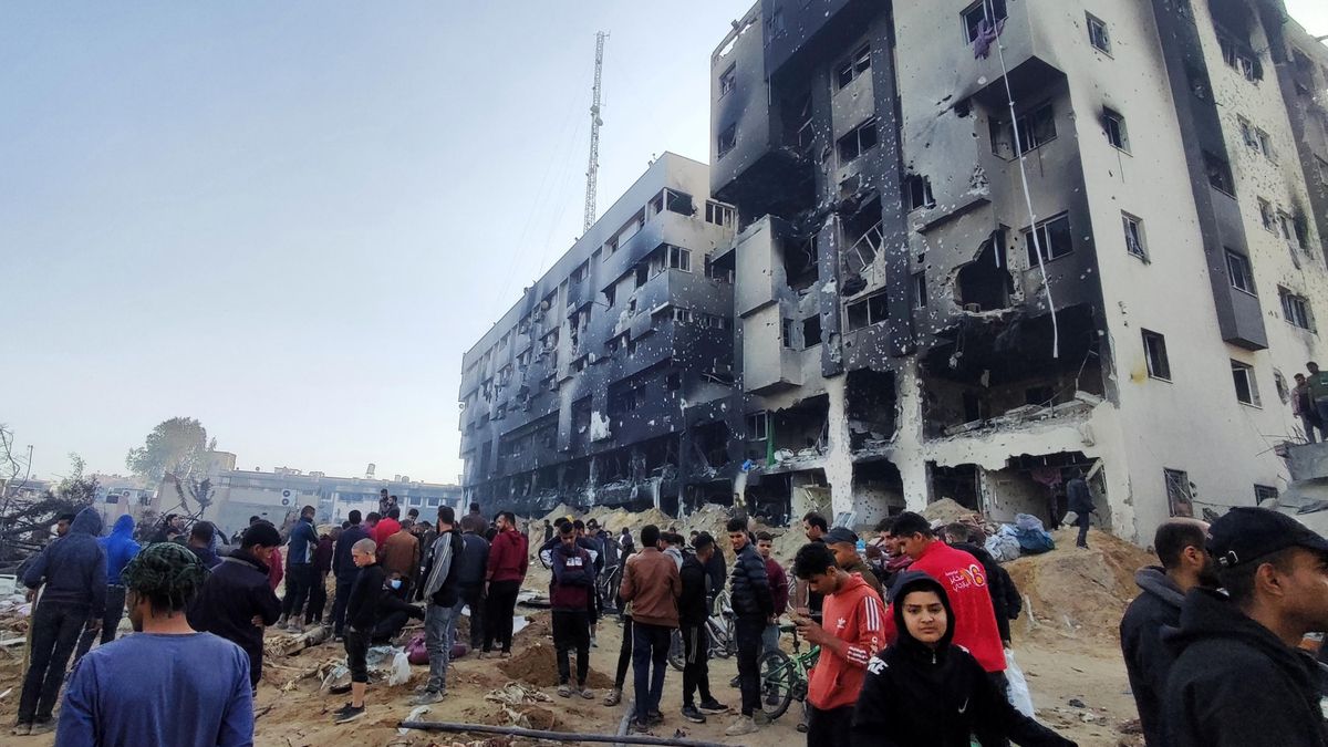 Palestinos inspeccionan los daños en el hospital Al Shifa después de que los soldados israelíes se retiraran.