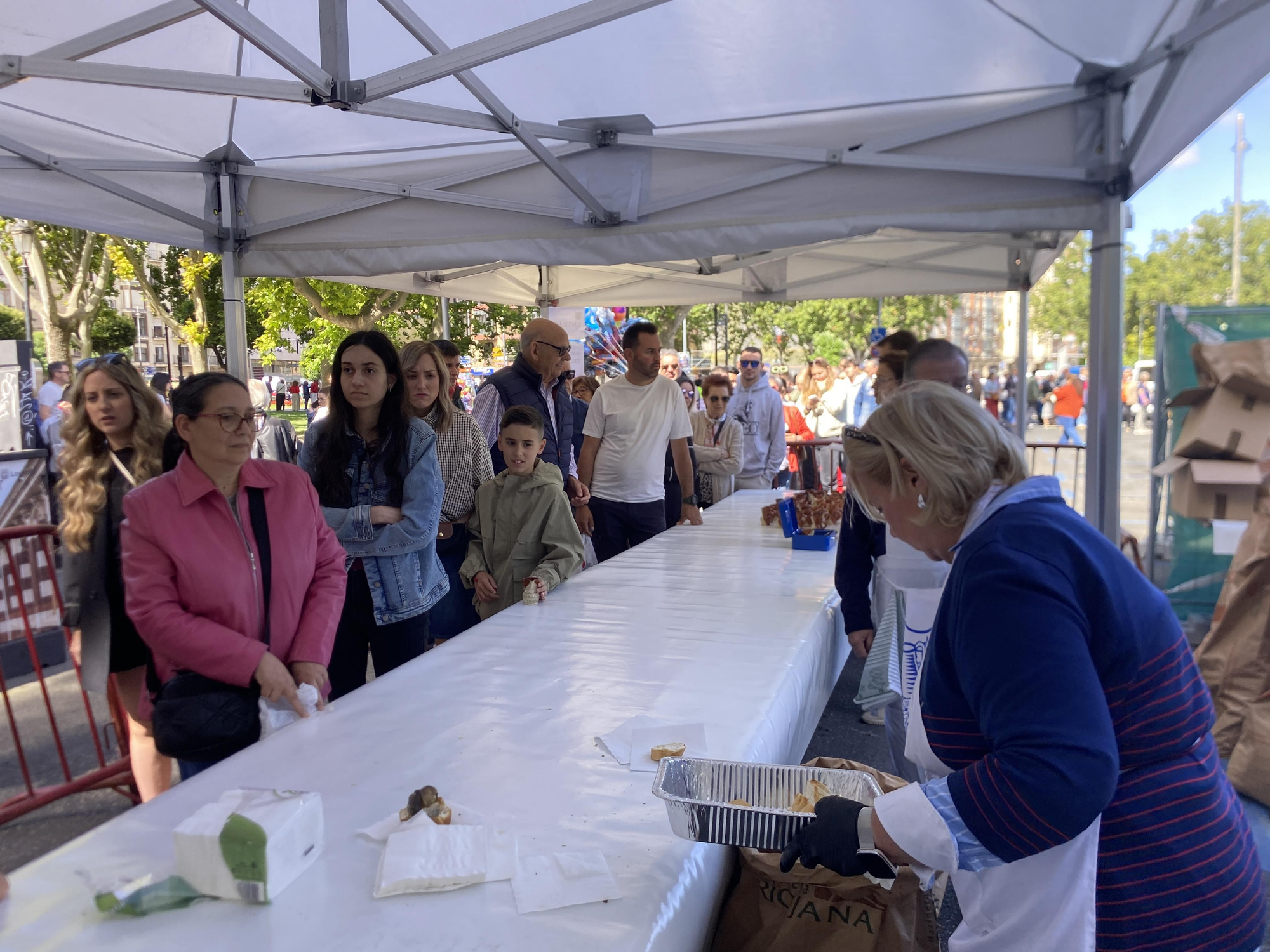 Reparto del pan, el pez y el vino por San Bernabé en Logroño
