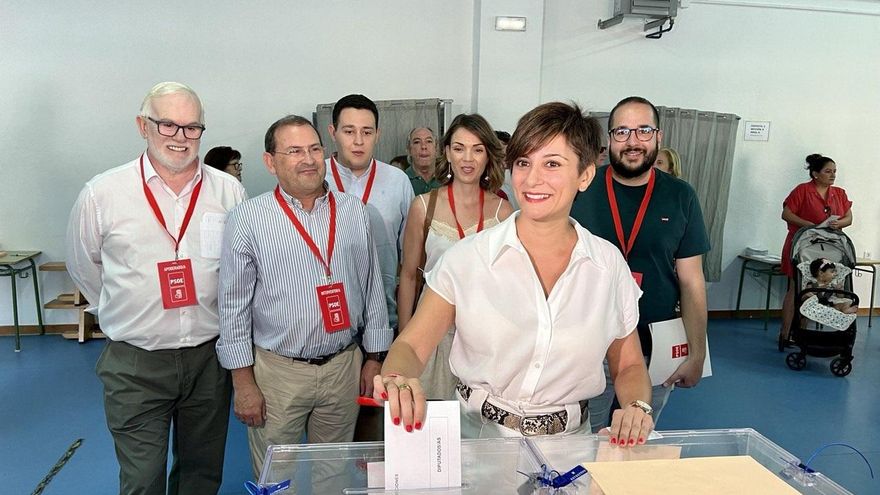 La portavoz del Gobierno, Isabel Rodríguez, vota en las elecciones generales del 23 de julio en Puertollano (Ciudad Real)