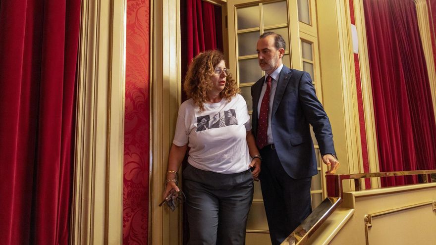 Los letrados del Parlament balear censuran a Le Senne por expulsar a las diputadas que llevaban camisetas con la foto de víctimas del franquismo