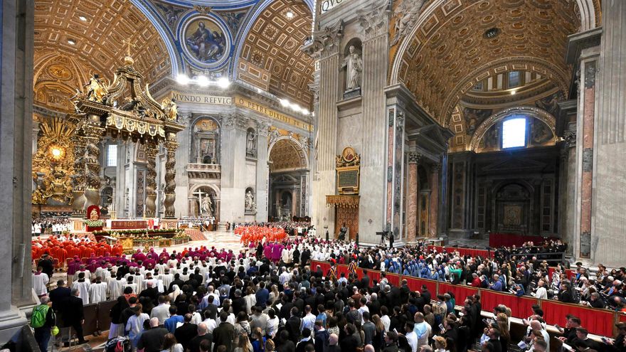 El cardenal decano pide "el papa que la humanidad necesita en este momento tan difícil"