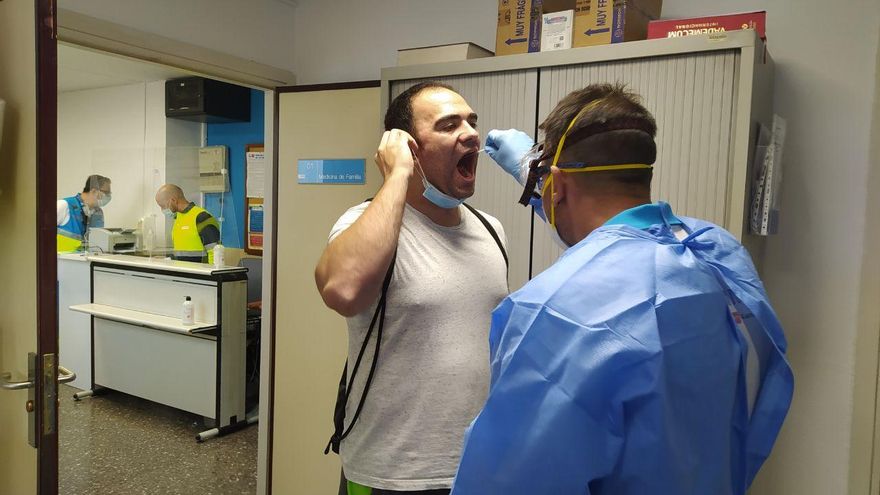 Un vecino de Carabanchel se somete a la prueba PCR en el centro de salud del barrio