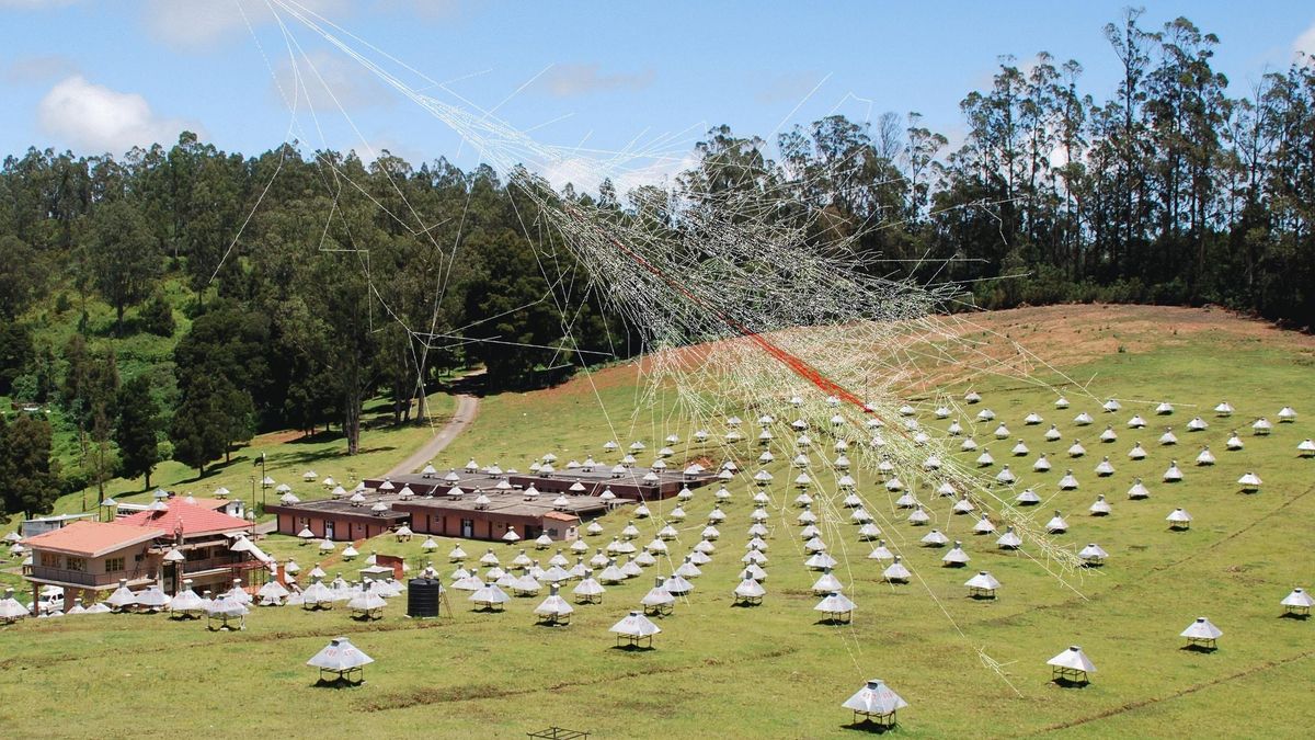 Vista aérea del experimento GRAPES-3 con llegada de una lluvia de rayos cósmicos simulada