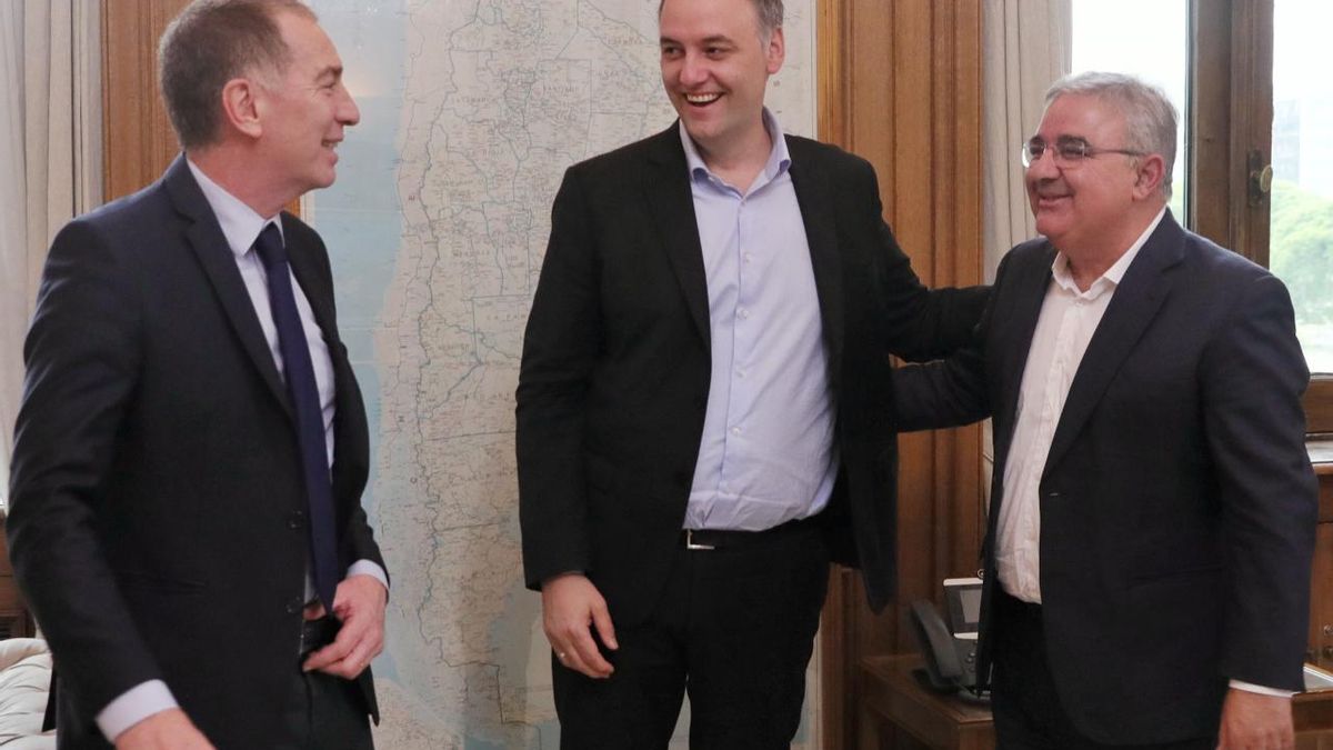 El gobernador Raul Jalil junto a Diego Santilli y Manuel Adorni