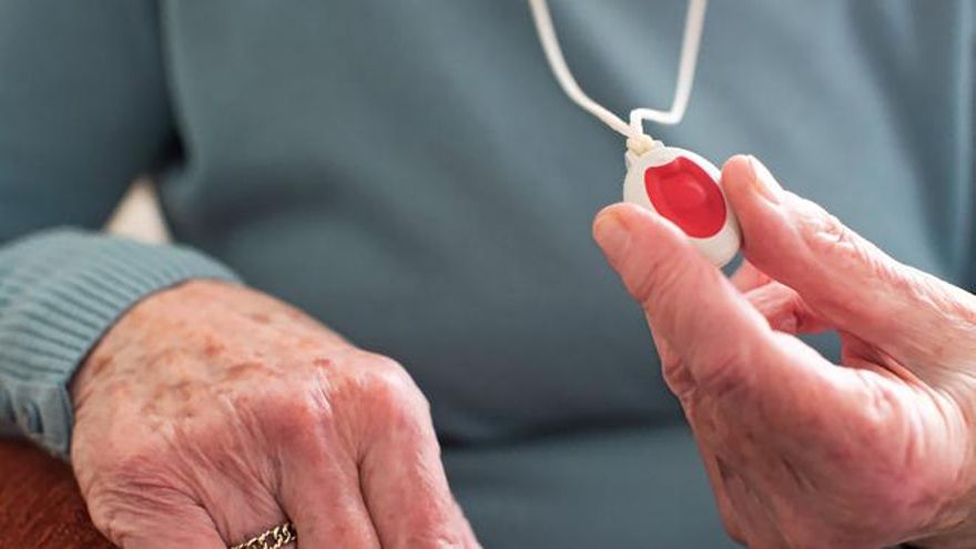 Una usuaria muestra la medalla roja de asistencia.