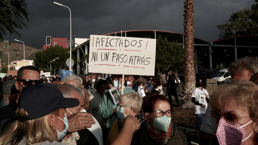 Manifestación de personas damnificadas por el volcán de La Palma. (ALEJANDRO RAMOS)